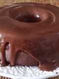 Bolo de Chocolate Fofinho com Calda Cremosa