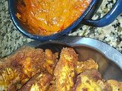 Una foto de pollo frito con salsa