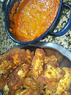 Una foto de Pollo frito con salsa picante 🤙