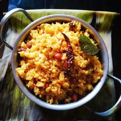 A picture of Puliyogare/tamarind rice.