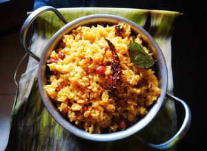 A picture of Puliyogare/tamarind rice.