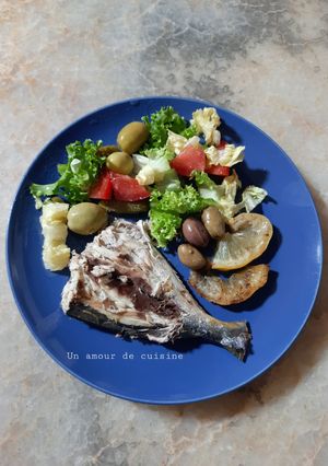 Une photo de Poisson au four accompagné de salade 🐟 🥗