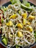 Ensalada de fideos udon con mango y aguacate