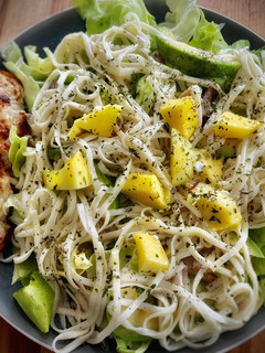 Una foto de Ensalada de fideos udon con mango y aguacate