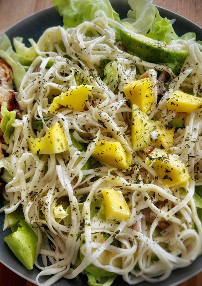 Una foto de Ensalada de fideos udon con mango y aguacate