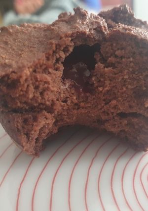 Una foto de Ketomuffin de cacao y arándanos