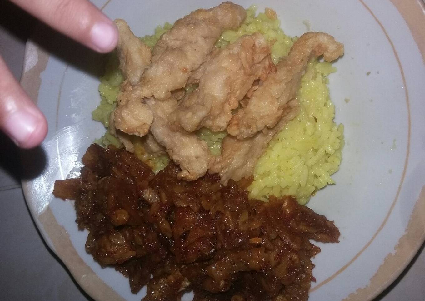 Nasi Kuning Perdana Lauk Simpel Kering Tempe dan Stik Ayam Kriuk