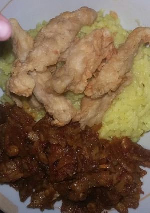Foto resep Nasi Kuning Perdana Lauk Simpel Kering Tempe dan Stik Ayam Kriuk