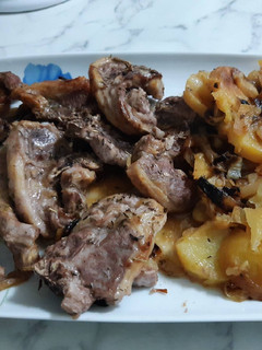 Una foto de Chuletas de cordero al horno con patatas al limón