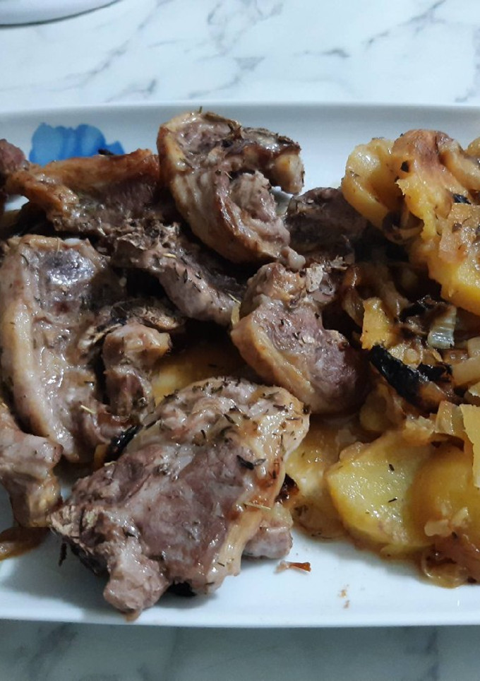 Una foto de Chuletas de cordero al horno con patatas al limón