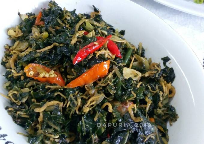 Bagaimana Menyiapkan Tumis daun pepaya teri nasi yang Enak Banget