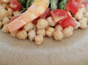 Una foto de Ensalada de garbanzos y langostinos