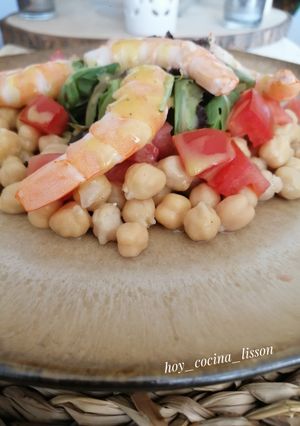 Una foto de Ensalada de garbanzos y langostinos