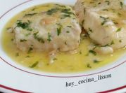 Una foto de bacalao salsa verde