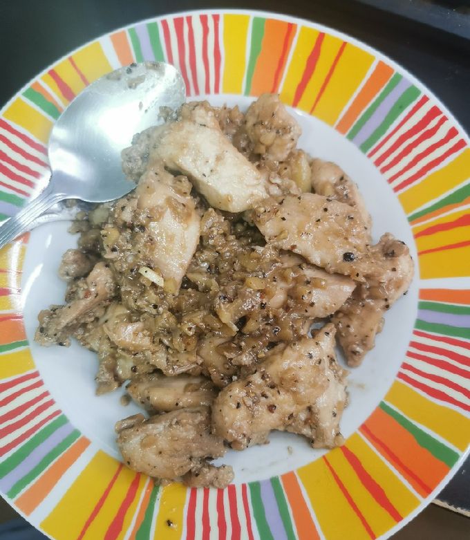 รูปของ อกไก่ผัด​กระเทียมพริกไทย ฉบับไม่มีรากผักชี