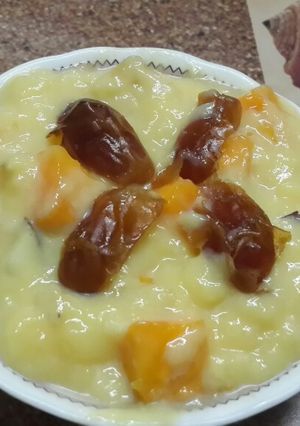 A picture of Mixed fruit custard with dates.