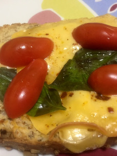 Una foto de Bruschetta de queso y cherry