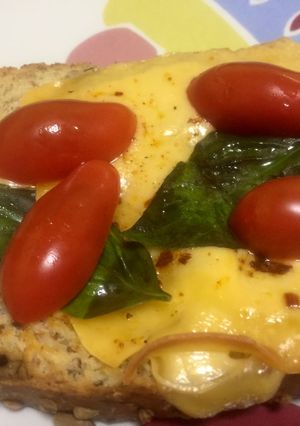Una foto de Bruschetta de queso y cherry