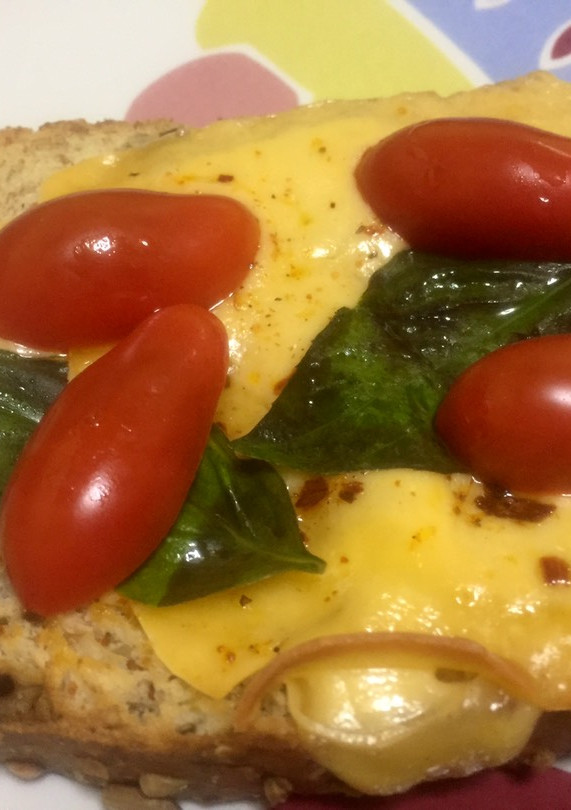 Una foto de Bruschetta de queso y cherry