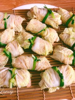 Hình của món Cải thảo cuộn ức gà.
