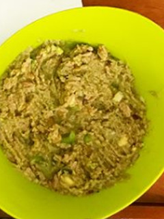 Una foto de Dip de aguacate y atún