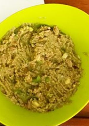 Una foto de Dip de aguacate y atún