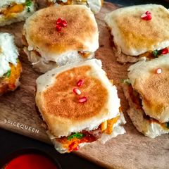 A picture of Dabeli.
