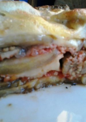 Una foto de Pastel de berenjenas en cazuela de barro a las brasas