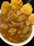 Chivo en salsa de gandules con coco