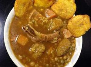 Una foto de Chivo en salsa de gandules con coco