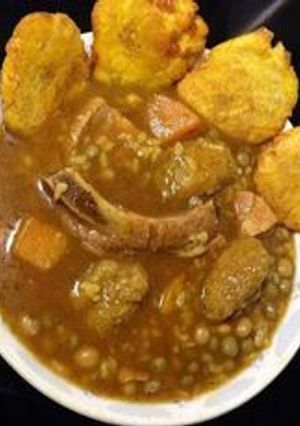 Una foto de Chivo en salsa de gandules con coco