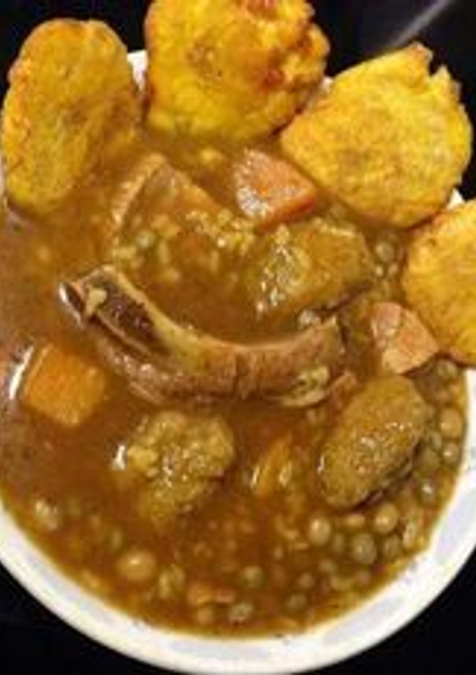 Una foto de Chivo en salsa de gandules con coco