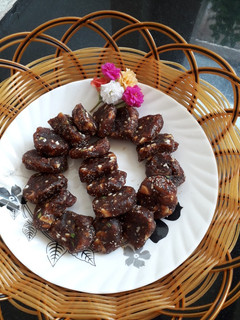 ખજૂર અંજીર રોલ (khajur anjir rolls Recipe In Gujarati) રેસીપી મુખ્ય ફોટો