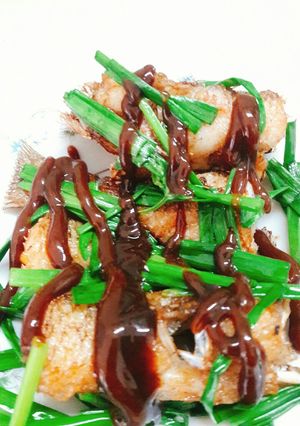 Hình của món Cá bống chiên tươi ăn với tương xay.