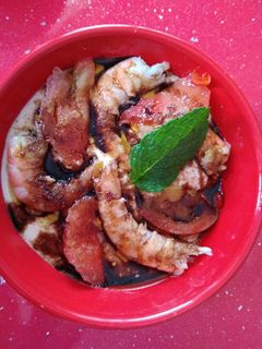 Una foto de Ajoblanco con langostinos y frutos tropicales
