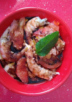 Una foto de Ajoblanco con langostinos y frutos tropicales