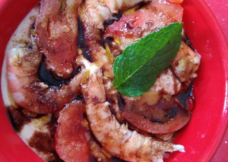 Ajoblanco con langostinos y frutos tropicales