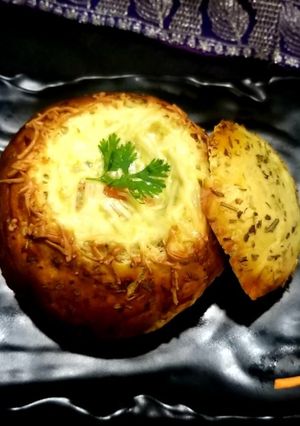 क्रीमी व्हेजी बेक्ड सूप इन ब्रेड बाऊल (creamy veggie baked soup in bread bowl recipe in marathi) रेसिपी चे मुख्य फोटो 
