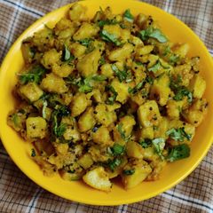 Raw banana dry curry (suki bhaji) A picture of Raw banana dry curry (suki bhaji).
