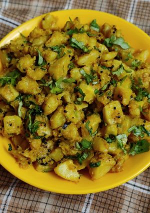 A picture of Raw banana dry curry (suki bhaji).