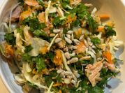 Una foto de ensalada con almendras