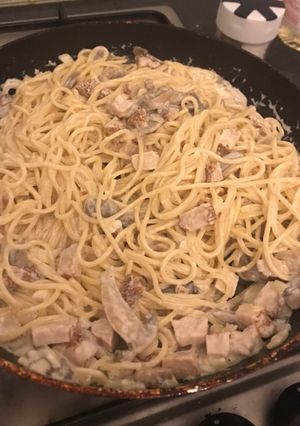 Une photo de Spaghettis CarbonaraChampignons, oignon et dès de poulet