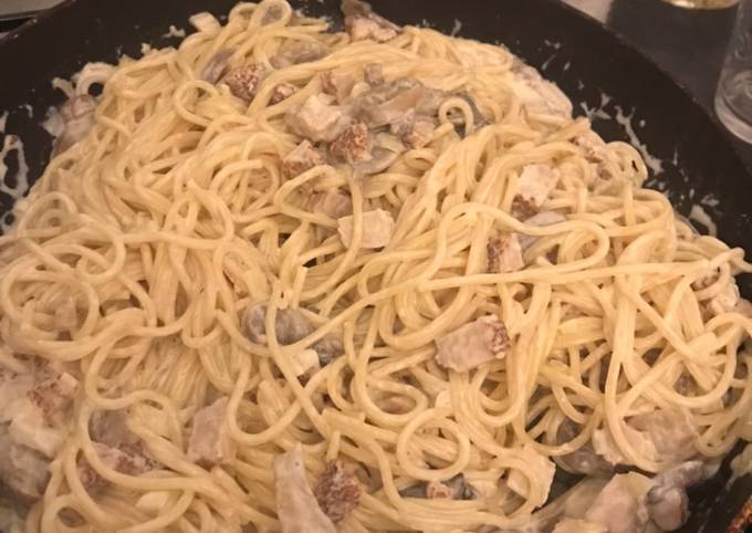 Spaghettis Carbonara  Champignons, oignon et dès de poulet