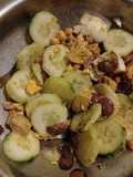 Ensalada de pepinos, garbanzos y parmesano