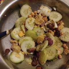 Una foto de Ensalada de pepinos, garbanzos y parmesano