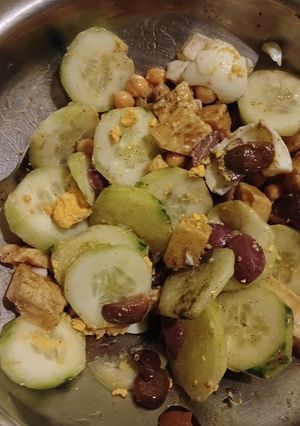 Una foto de Ensalada de pepinos, garbanzos y parmesano