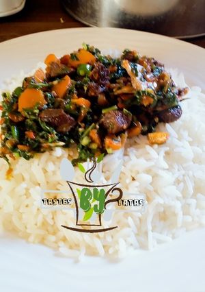A picture of White rice with spinach sauce.