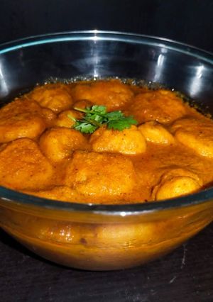 A picture of Dahi (besan bari spicy gravy).