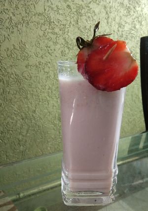 स्ट्रॉबेरी शेक (strawberry shake recipe in Hindi) रेसिपी मुख्य फोटो