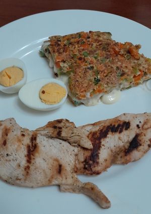 Una foto de Bifes de pollo con tortilla de avena 😋